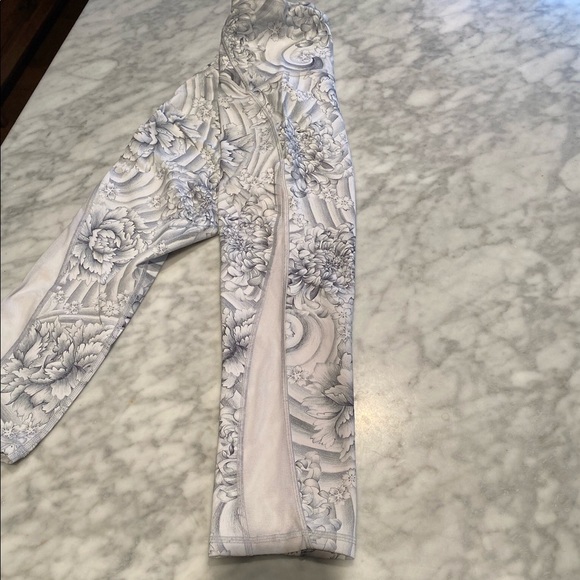 Lululemon Train Times 21” Crop White Flower 8 - Picture 7 of 10